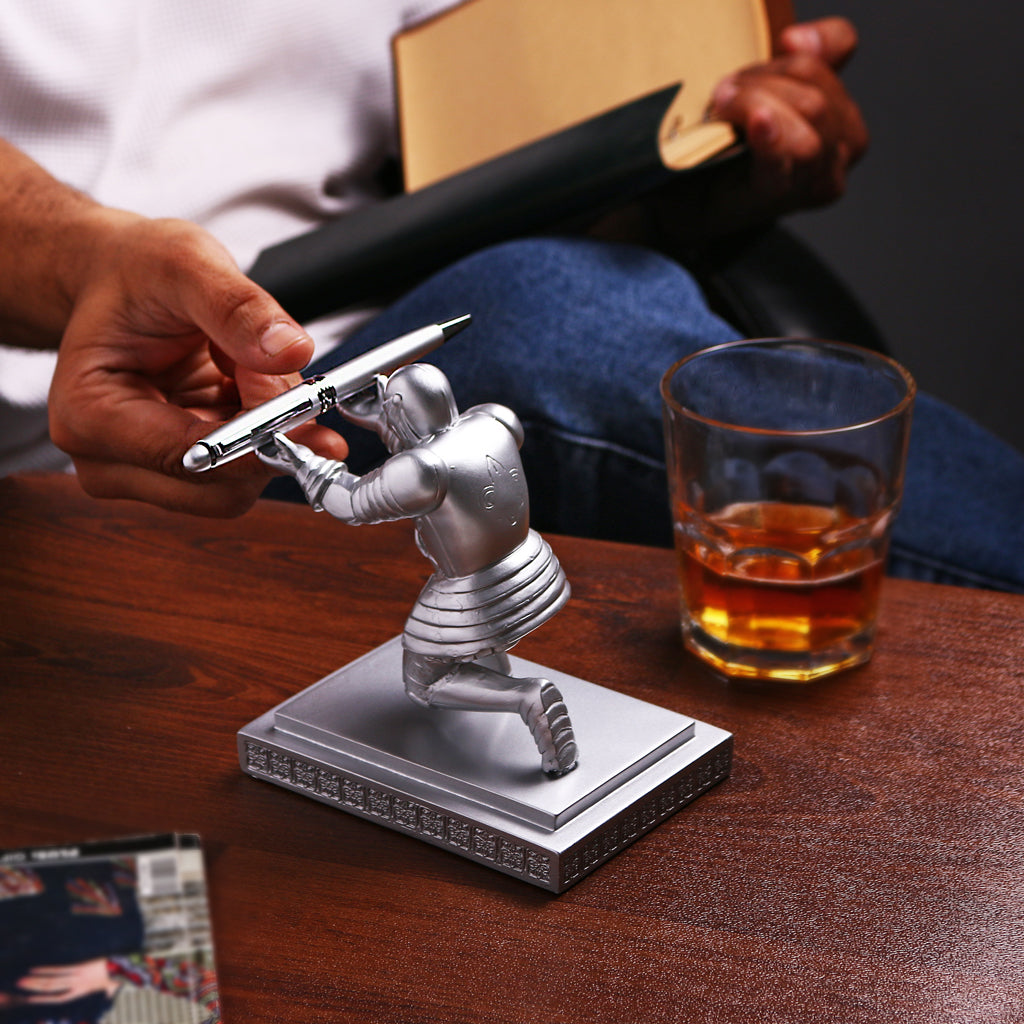 Bigsmall Knight Pen Holder